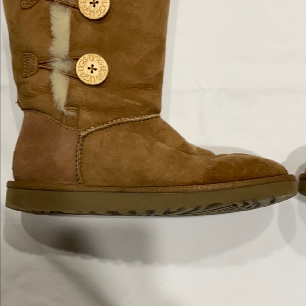 Ugg w/Bailey Button Triplet in Chestnut - Picture 4 of 14